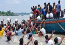 बिहार में बाढ़ का दर्दनाक मंजर! राहत सामग्री के लिए पानी में उतरे लोग, नाव पर चढ़ी भीड़ से मची अफरातफरी